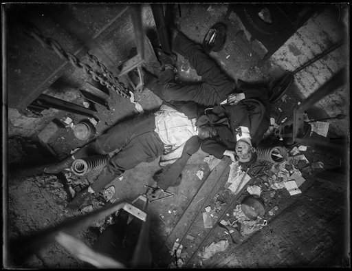 Los cuerpos del operador Robert Green y del ingeniero Jacob Jagendorf, en el cubo de un elevador en NYC.