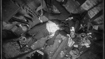 Los cuerpos del operador Robert Green y del ingeniero Jacob Jagendorf, en el cubo de un elevador en NYC.