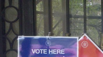 Manuel Guzmán, inspector electoral del Partido Republicano, del que es afiliado desde 1969, a las puertas del colegio electoral situado en el 870 de Riverside Drive, en Washington Heights.