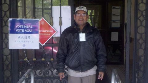 Manuel Guzmán, inspector electoral del Partido Republicano, del que es afiliado desde 1969, a las puertas del colegio electoral situado en el 870 de Riverside Drive, en Washington Heights.