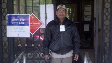 Manuel Guzmán, inspector electoral del Partido Republicano, del que es afiliado desde 1969, a las puertas del colegio electoral situado en el 870 de Riverside Drive, en Washington Heights.