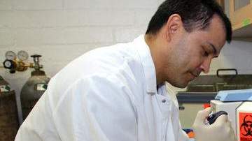 Un científico trabajo en iInvestigaciones contra el cáncer.