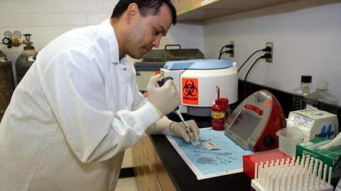 Un científico trabajo en iInvestigaciones contra el cáncer.