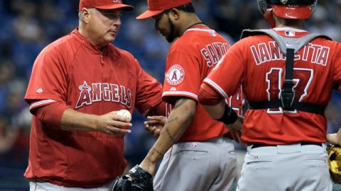 Scioscia le recibe  la bola a Ervin Santana (centro) que no ha podido ganar en cuatro aperturas este año. El catcher es Chris Iannetta.