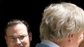 Roger Clemens (der.) le sonríe a su abogado Rusty Hardin (izq.)