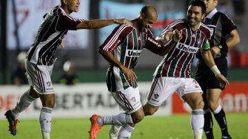 Carlinhos (centro), Thiago Neves (izq.) y Deco, son jugadores clave para el Fluminense, el mejor en la fase de grupos en la Libertadores.
