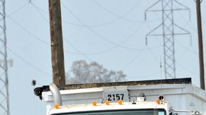 Un camión sale de la planta Baker Commodities, en Hanford, California, donde se descubrió la res enferma.