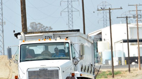 Un camión sale de la planta Baker Commodities, en Hanford, California, donde se descubrió la res enferma.