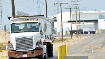 Un camión sale de la planta Baker Commodities, en Hanford, California, donde se descubrió la res enferma.