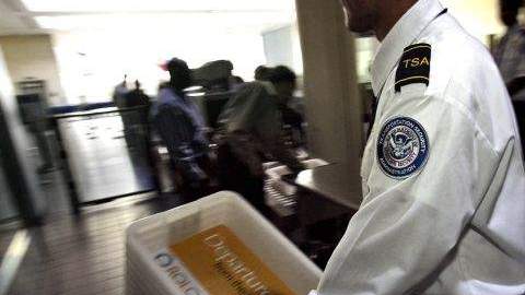 Alegadamente, los agentes arrrestados dejaban pasar equipaje con grandes cantidades de droga.