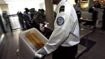 Alegadamente, los agentes arrrestados dejaban pasar equipaje con grandes cantidades de droga.