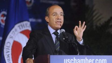El presidente de México, Felipe Calderón, pronuncia un discurso en un foro empresarial en la Cámara de Comercio de Washington DC.