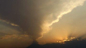 Una fumarola del volcán Popocatépetl al atardecer de ayer desde el poblado de San Andrés Cholula en el estado mexicano de Puebla.