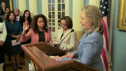 La embajadora Julissa Reynoso jura su cargo, al lado de su madre, Rosario Pantaleón, quien sostiene la Biblia ante la Secretaria de Estado, Hillary Clinton.