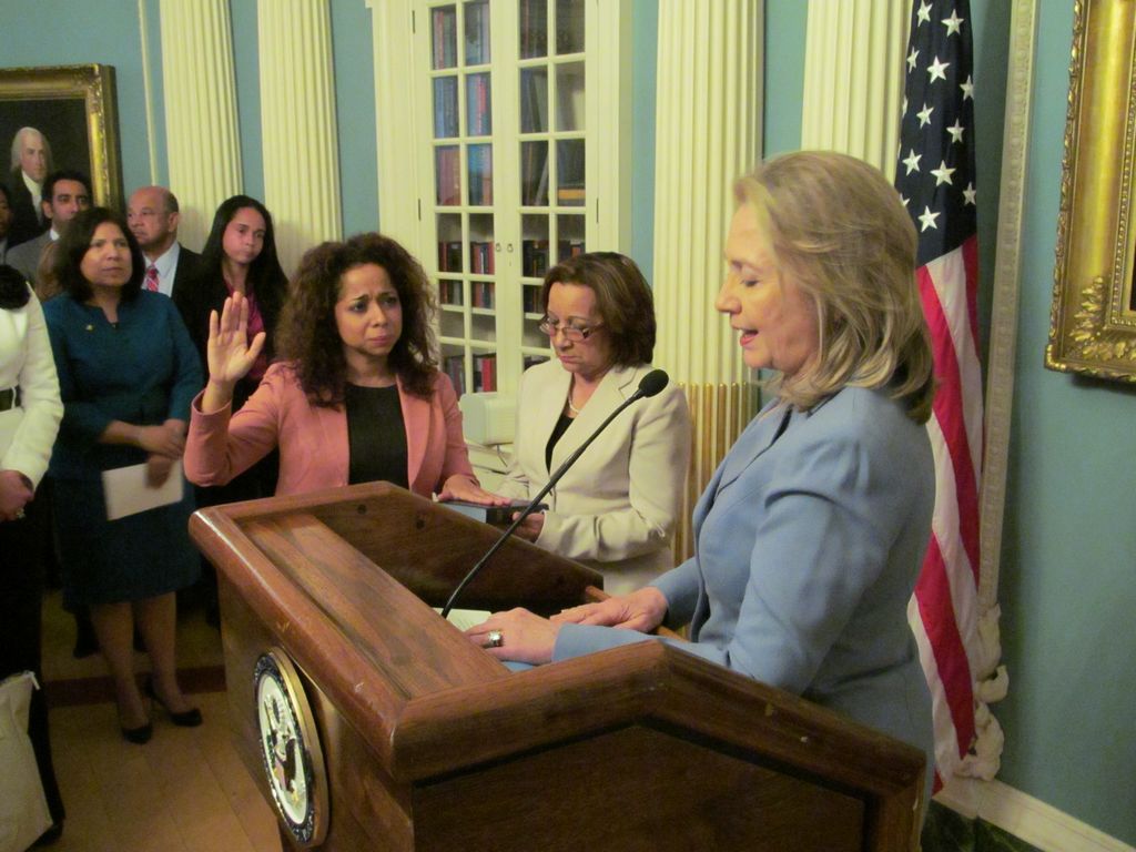 La embajadora Julissa Reynoso jura su cargo, al lado de su madre, Rosario Pantaleón, quien sostiene la Biblia ante la Secretaria de Estado, Hillary Clinton.