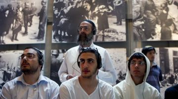 Jóvenes judíos observan imágenes de los campos de concentración durante una visita al Museo Yad Vashem del Holocausto, en Jerusalén, Israel, el 18 de abril