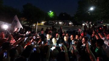 El presidente de México Felipe Calderón habló con manifestantes mexicanos durante su visita a Houston.