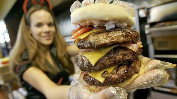 La hamburguesa “doble ataque”, que se ofrece en el restaurante “The Heart Attack Grill” de Las Vegas.