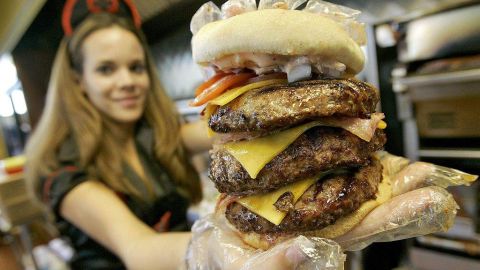 La hamburguesa “doble ataque”, que se ofrece en el restaurante “The Heart Attack Grill” de Las Vegas.