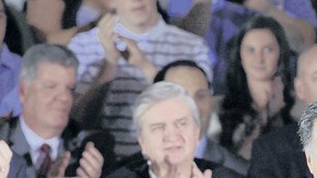 Mitt Romney, en su discurso de anoche, mostró un cambio decisivo de la contienda primaria y dirigió sus dardos al presidente Barack Obama.