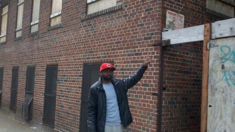 Víctor Martínez es uno de los más de 70 inquilinos de un edificio en el Alto Manhattan que carecía de electricidad, y tenía serios problemas de  mantenimiento.
