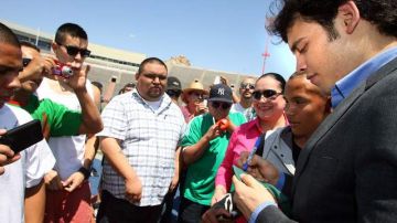 Julio César Chávez Jr. reparte los infaltables pedidos de autógrafo el martes, cuando tuvo su rueda de prensa en El Paso.