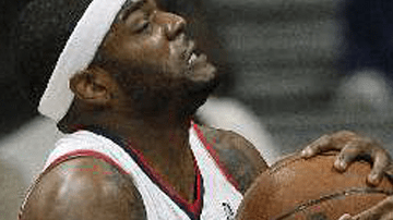 Josh Smith (izq.) de los Hawks de Atlanta  y Shawn Marion (der.) de  los Mavericks de Dallas, se disputan el balón.
