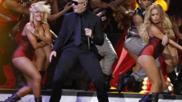 Pitbull canta en el show de entrega de los  Premios Billboard en Coral Gables.