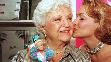 Ruth Handler recibe un beso de la actriz Kristi Cooke, vestida como Barbie.