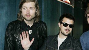 Marth, de 33 años, estuvo presente en la gira mundial de la banda en 2008 y 2009 y participó en la grabación de los discos "Sam's Town" (2006) y "Day & Age" (2008),