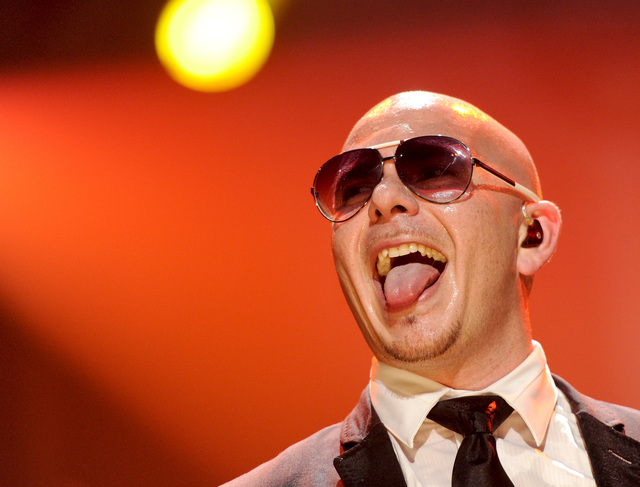 Pitbull dijo el miércoles durante la conferencia de Billboard que selecciona cuidadosamente las palabras de sus canciones para que éstas puedan sonar tanto en la radio anglo como la española y puedan ser fácilmente traducidas.