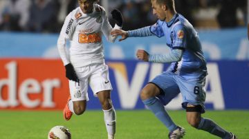 El jugador del Bolívar,  Pablo Frontin (der.), pelea el balón con el delantero de Santos, Neymar, en el duelo de  Copa Libertadores.