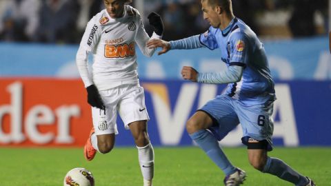 El jugador del Bolívar, Pablo Frontin (der.), pelea el balón con el delantero de Santos, Neymar, en el duelo de Copa Libertadores.
