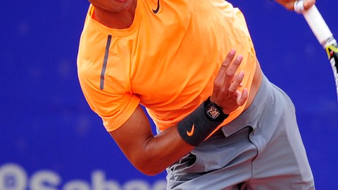 Rafael Nadal regresa una bola a  Guillermo García López, ayer.