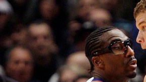 Blake Griffin (der.), de Clippers,  defiende el balón ante Amare Stoude- mire, de los Knicks, durante el partido de ayer en Nueva York.