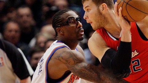 Blake Griffin (der.), de Clippers,  defiende el balón ante Amare Stoude- mire, de los Knicks, durante el partido de ayer en Nueva York.
