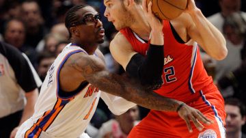 Blake Griffin (der.), de Clippers,  defiende el balón ante Amare Stoude- mire, de los Knicks, durante el partido de ayer en Nueva York.