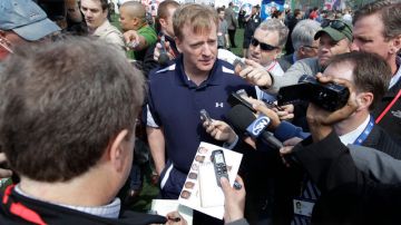 Roger Goodell (centro), comisionado de la NFL, es cuestionado por los reporteros durante un evento previo al draft que inicia hoy.