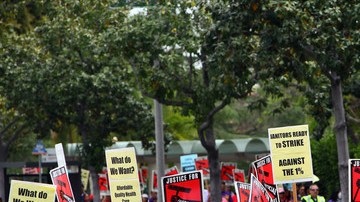 Cientos de conserjes marcharon por Century City para exigir mejores condiciones laborales.