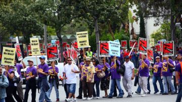 Cientos de conserjes marcharon por Century City para exigir mejores condiciones laborales.
