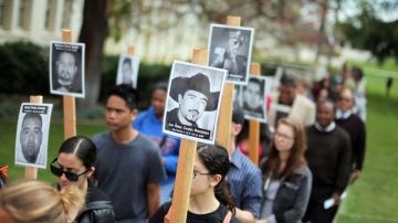 Estudiantes de  Marymount University en Los Ángeles, marcharon con cruces durante el encuentro con Javier Sicilia.