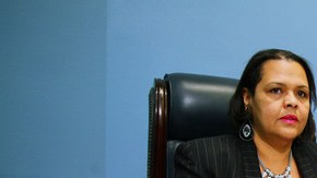 Janna Zurita, al centro, es la concejal del distrito 1 y es la persona que asume las responsabilidades del alcalde cuando este se ausenta de su cargo.