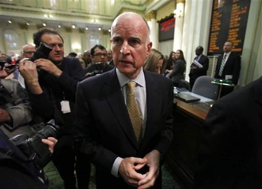 El gobernador Jerry Brown propone aumentar los impuesto en California.