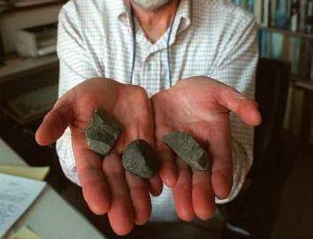 John Wasson, investigador en meteoritos de la UCLA, muestra trozos falsos de meteoritos.