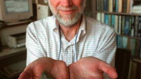 John Wasson, investigador en meteoritos de la UCLA, muestra trozos falsos de meteoritos.
