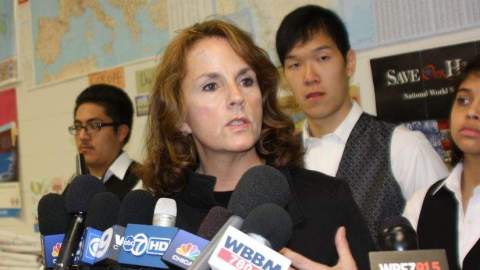 La directora del comité organizador de la cumbre (Chicago NATO Host Committee), Lori Healey, esta mañana en la secundaria Kelly High School.