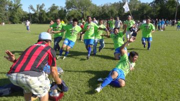 Los jugadores del Colima celebraron a lo grande su campeonato en la Houston Soccer Association.