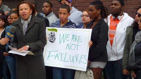 La congresista Nydia Velázquez (izq.) se unió en los pasados días a la lucha de estudiantes y profesores de la secundaria Bushwick Community HS para evitar su cierre.