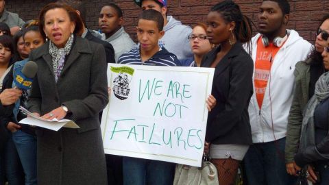 La congresista  Nydia Velázquez (izq.) se unió en los pasados días a la lucha de estudiantes y profesores de la secundaria Bushwick Community HS para evitar su cierre.