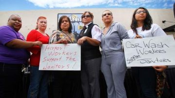 De izq. Robin Wilson, Rosalina Cabrera, Maria Mendoza, Marlene Herrera, Juana Guerrero y Rose Marie Molina están en huelga de hambre.
